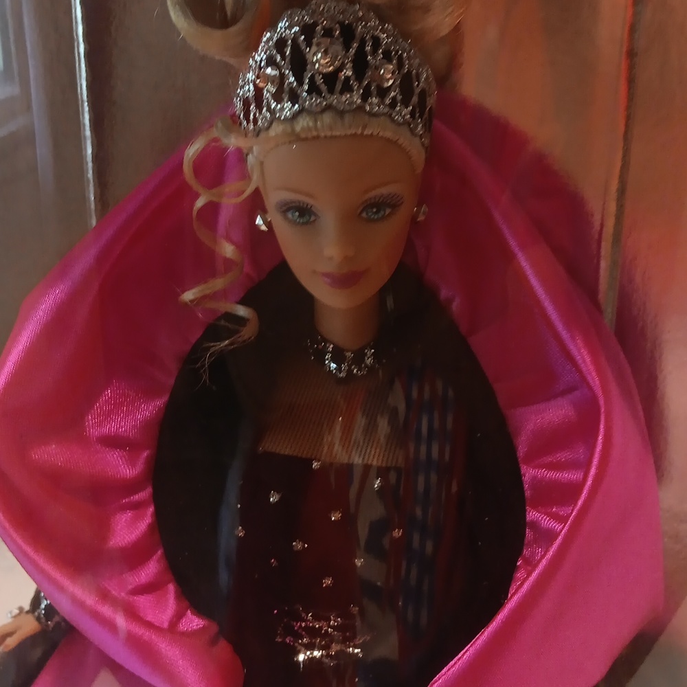 Barbie Collection Happy Holidays Doll Special Edition (1998 Mattel) - Picture 4 of 7